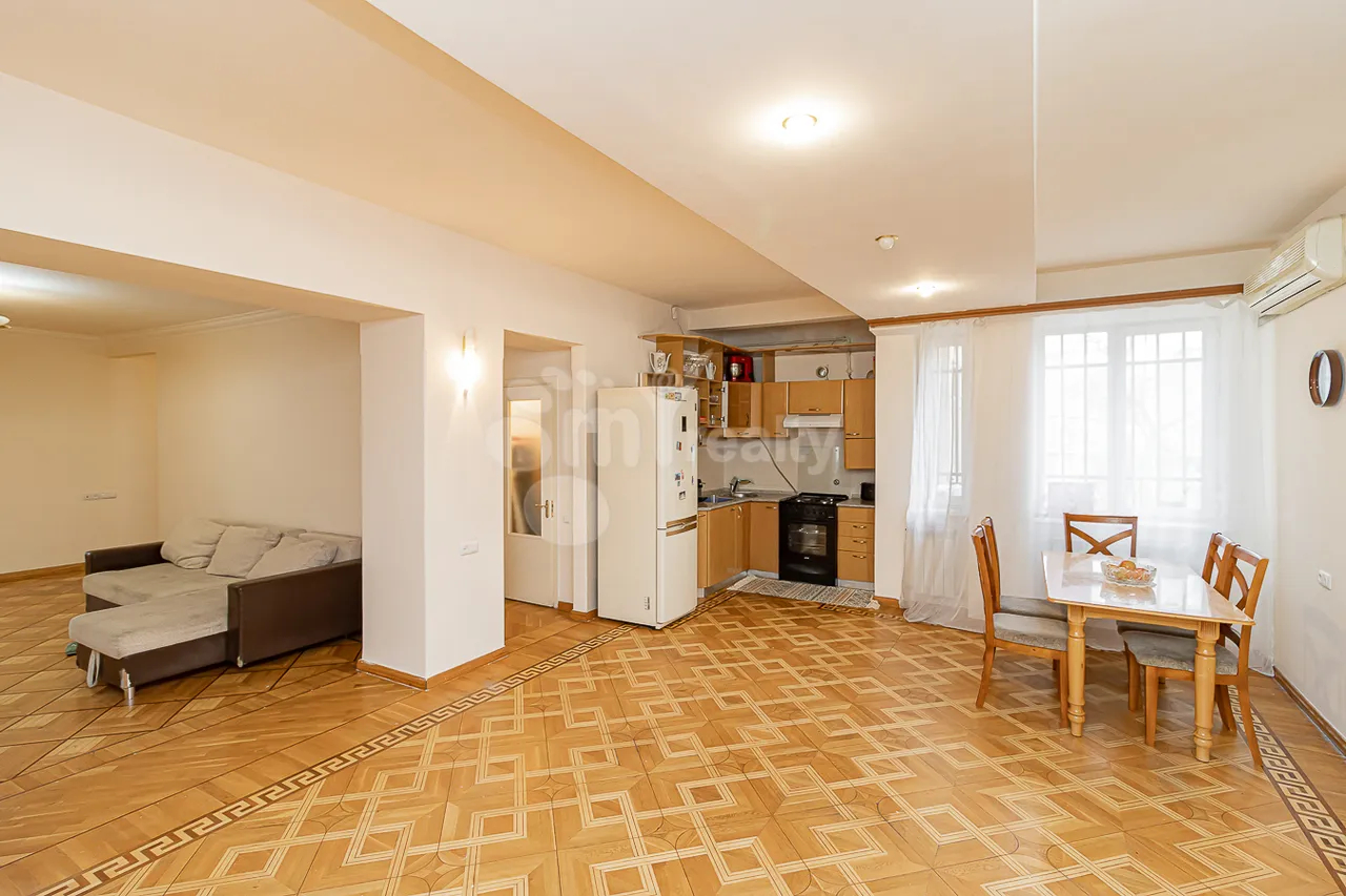 4 bedroom apartment for sale Abovyan St, Center Yerevan, 159935