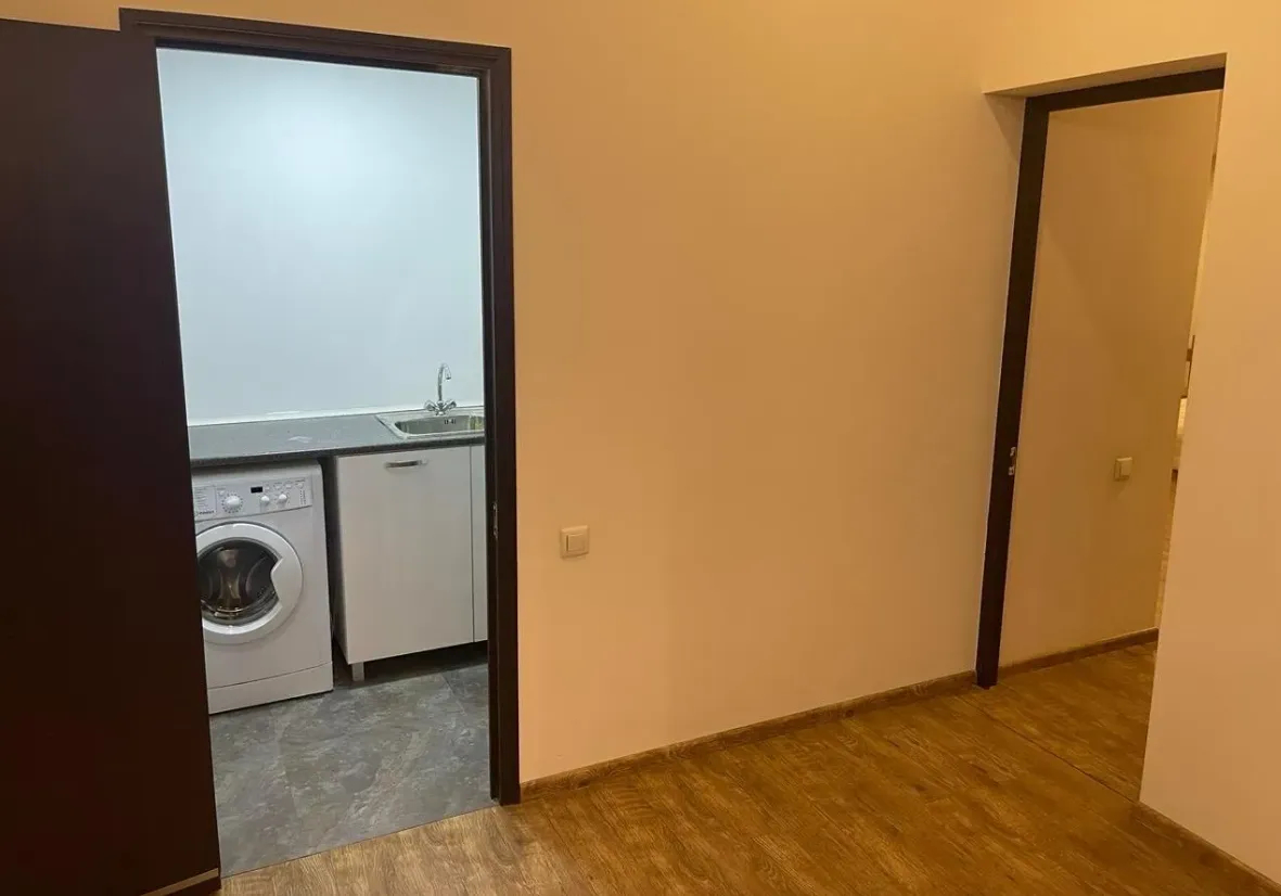 4 սենյականոց բնակարան  Տերյան փող, Կենտրոն Երևան, 160685