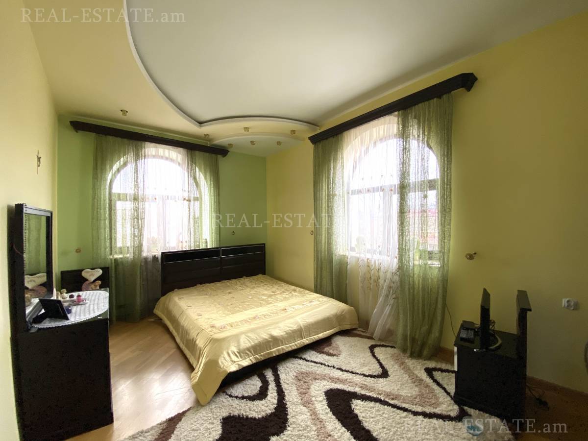 Купить дом Таиров ул., Центр Ереван, 118399