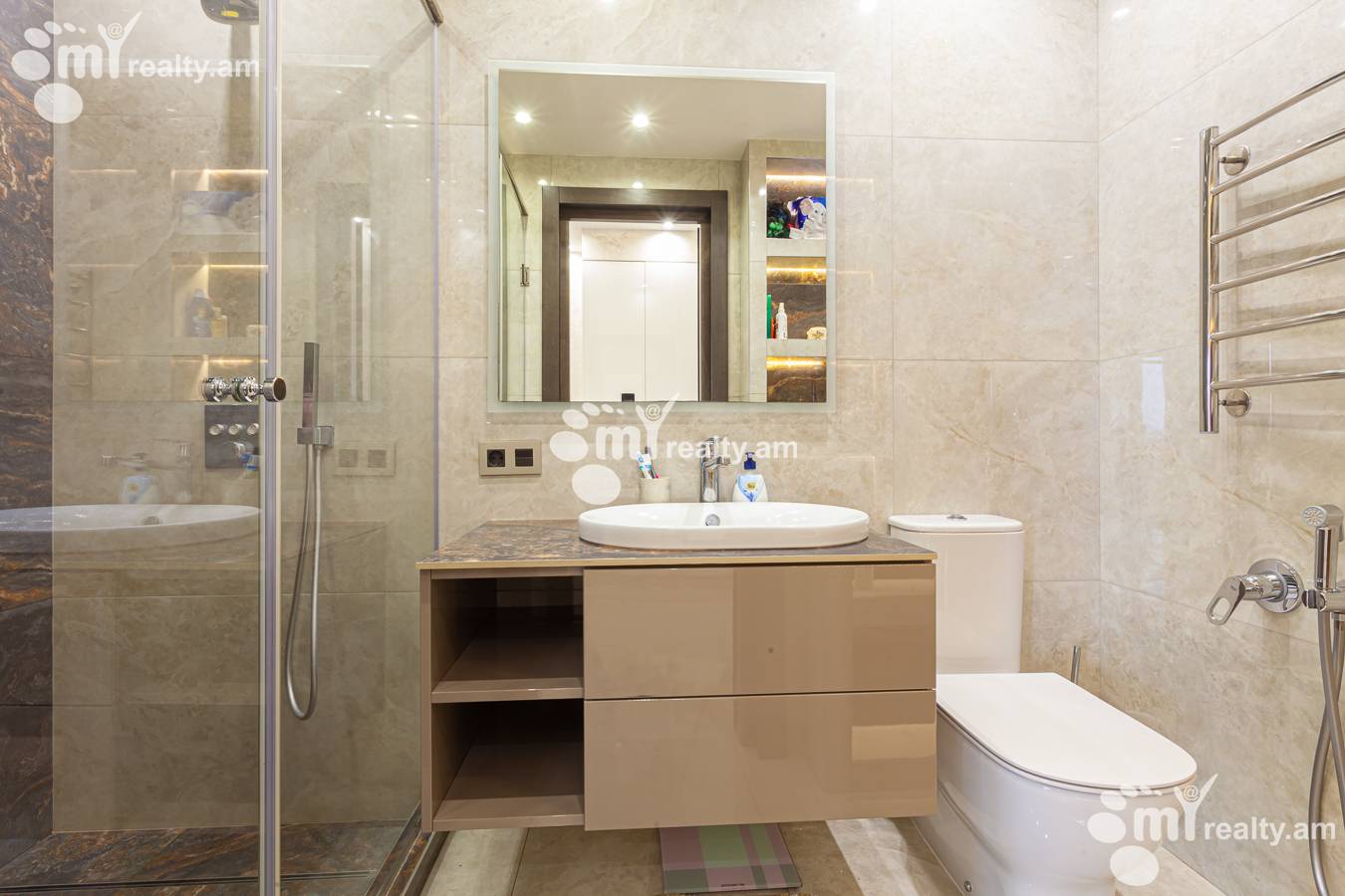 3 սենյականոց բնակարան  Լեոի փող, Կենտրոն Երևան, 152301