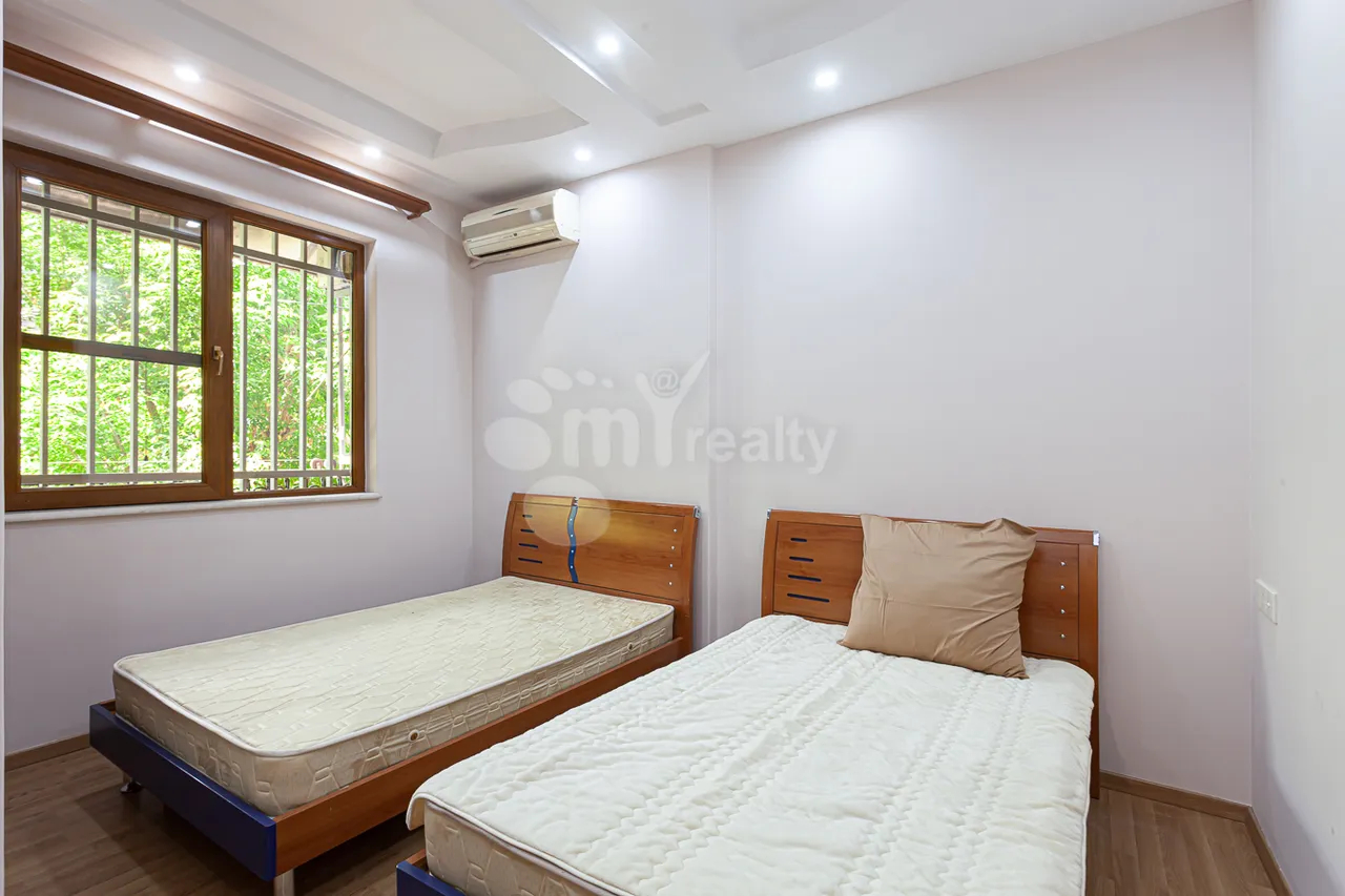 3 bedroom apartment for rent Abovyan St, Center Yerevan, 160742