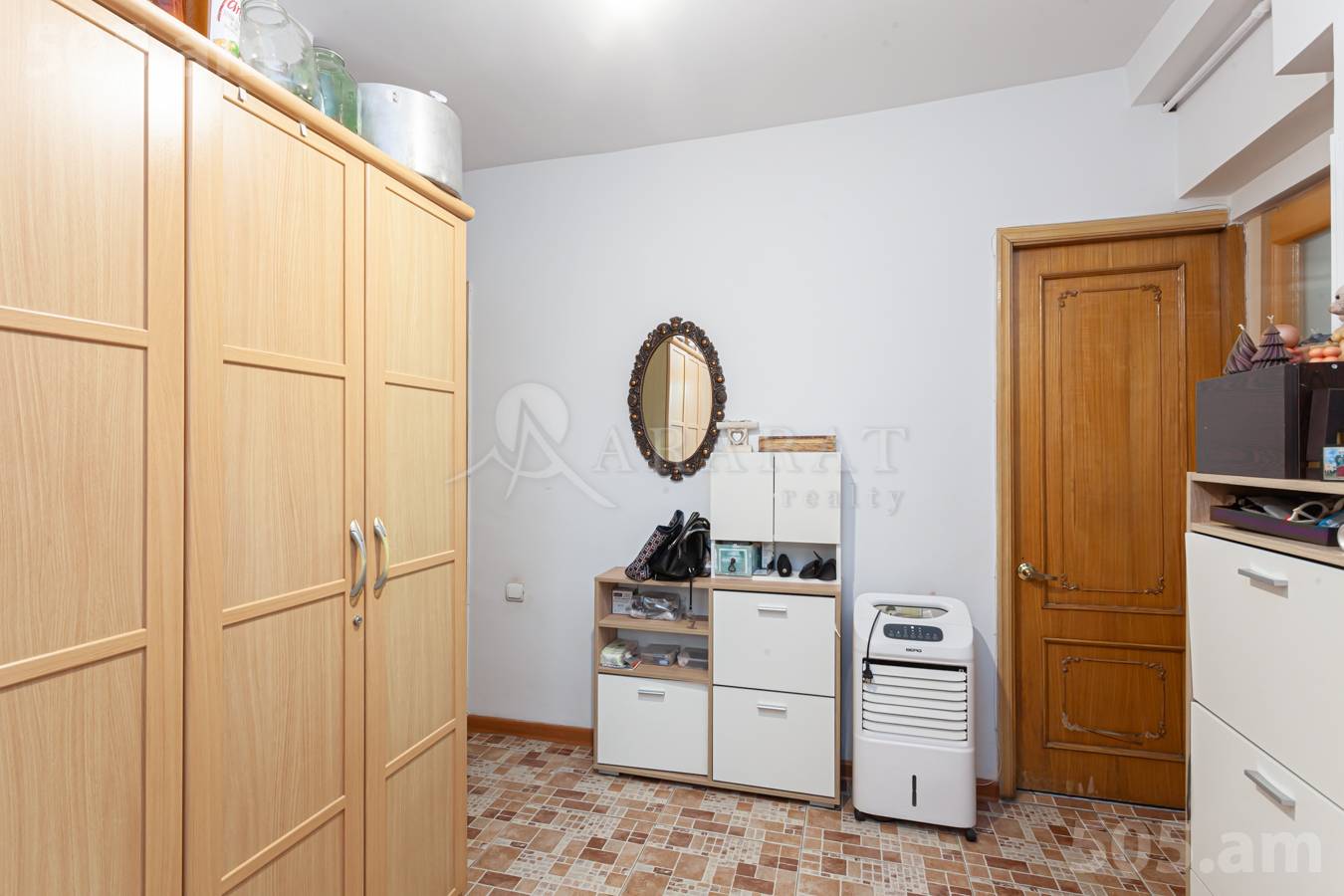 3 սենյականոց բնակարան  Աբովյան փող, Կենտրոն Երևան, 151971