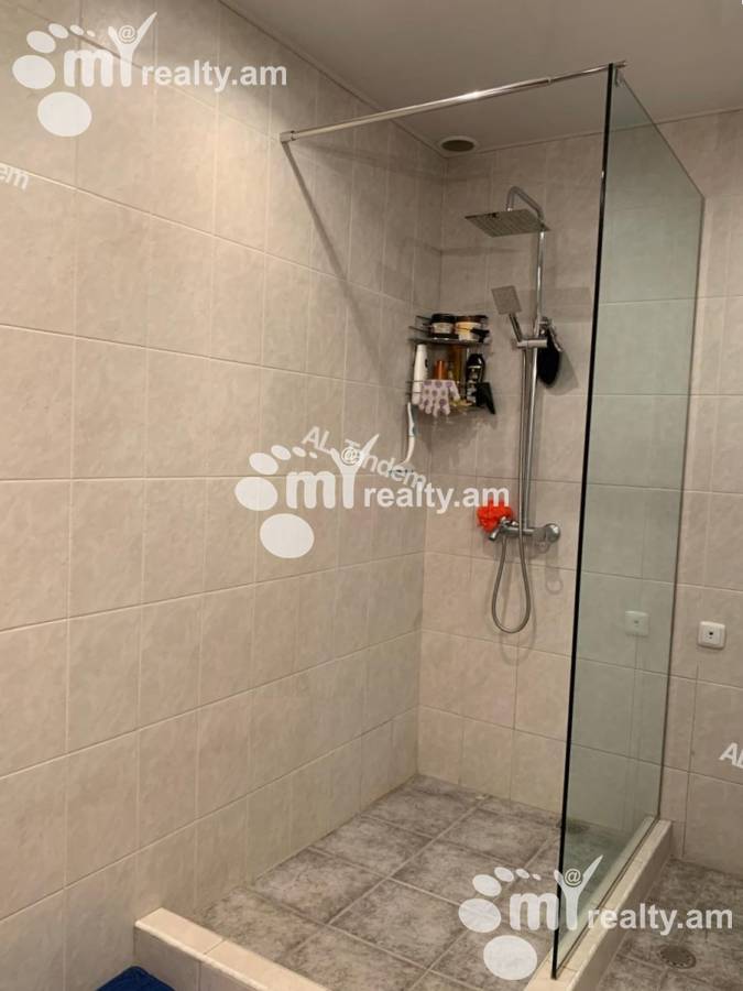 Купить 3 комнатную квартиру Мгер Мкртчян ул, Центр Ереван, 153494