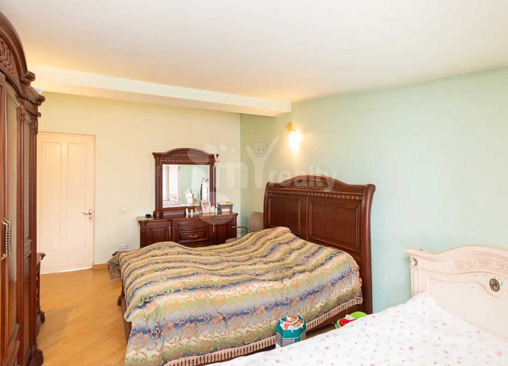 5 bedroom apartment for sale Zakyan St, Center Yerevan, 160371