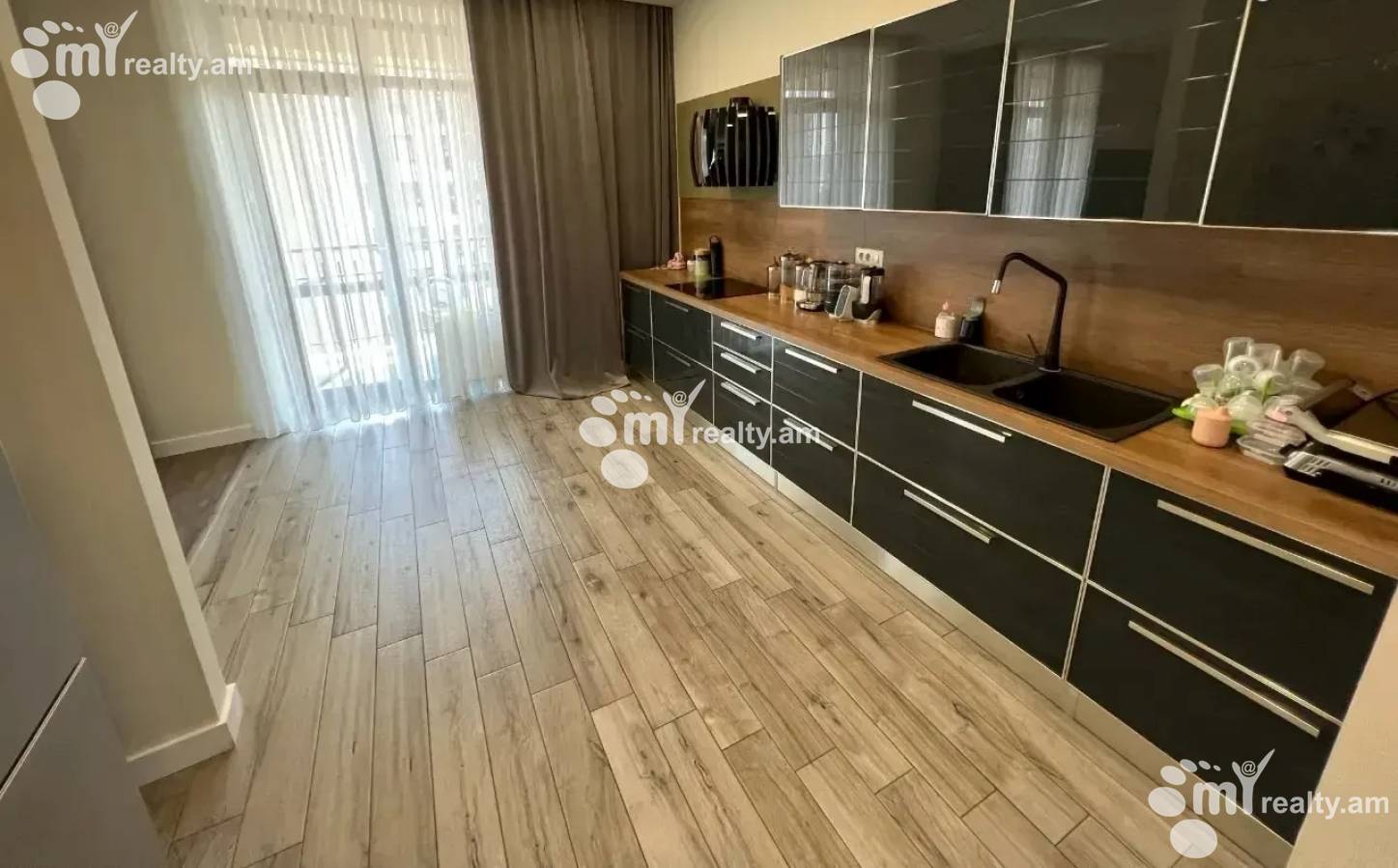 3 սենյականոց բնակարան  Դ. Դեմիրճյան փող, Կենտրոն Երևան, 161196