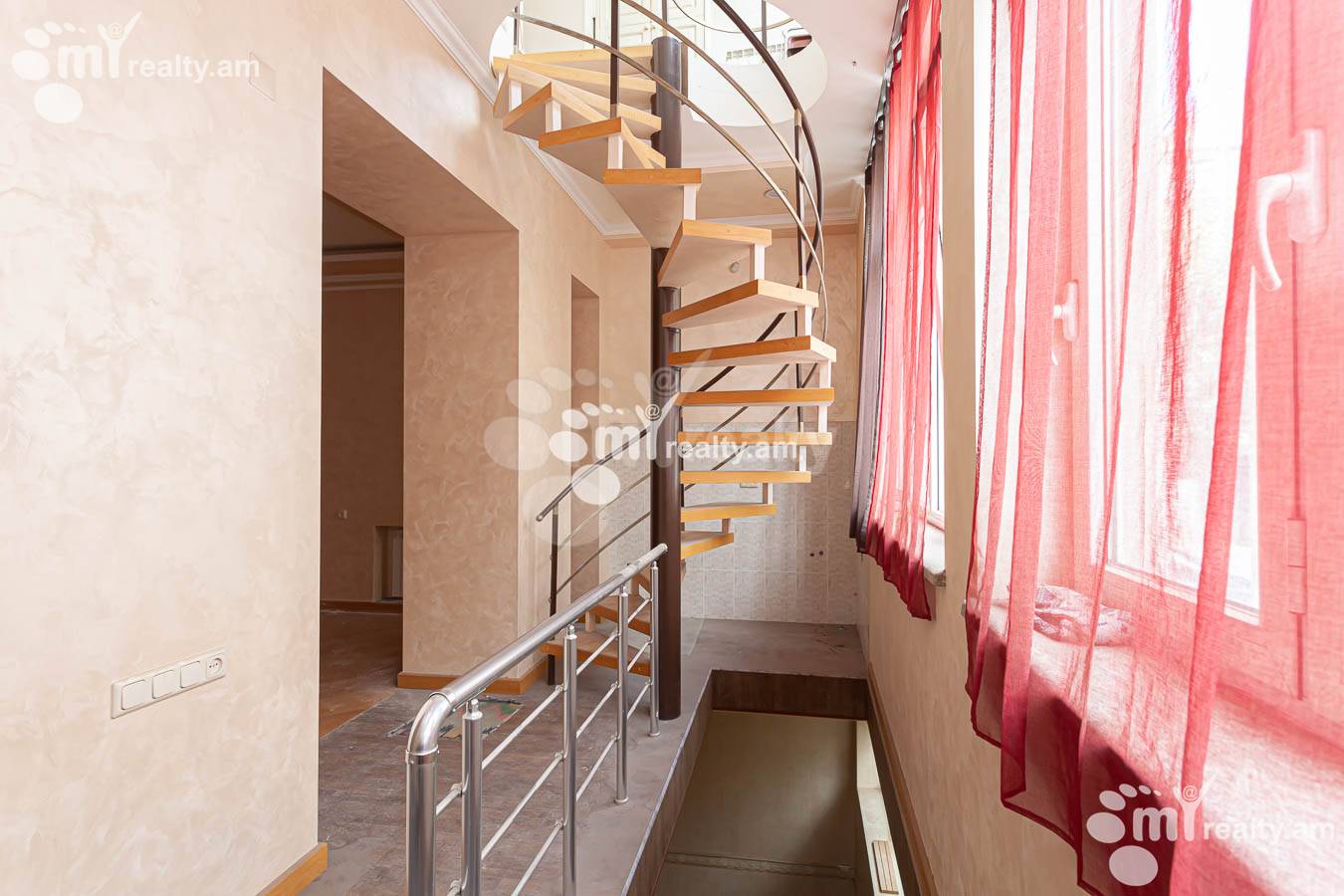 Снять 4 комнатную квартиру Сарян ул, Центр Ереван, 152735