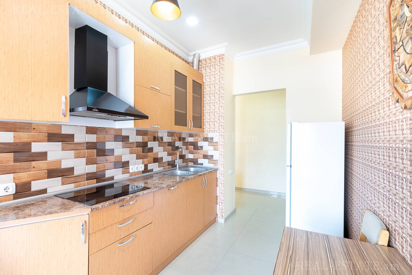 3 սենյականոց բնակարան  Ծիծեռնակաբերդի խճուղի, Կենտրոն Երևան, 124551