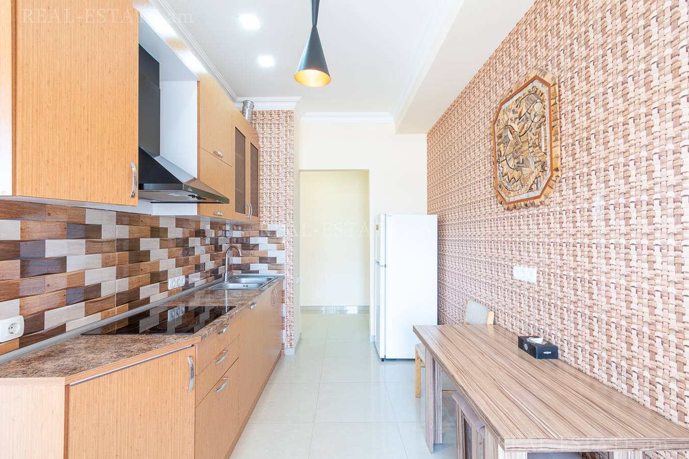 3 սենյականոց բնակարան  Ծիծեռնակաբերդի խճուղի, Կենտրոն Երևան, 124551