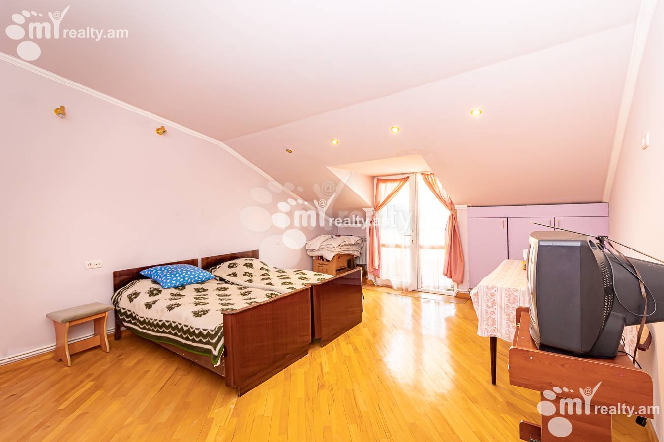 3 սենյականոց բնակարան  Ղազար Փարպեցու փող, Կենտրոն Երևան, 142292