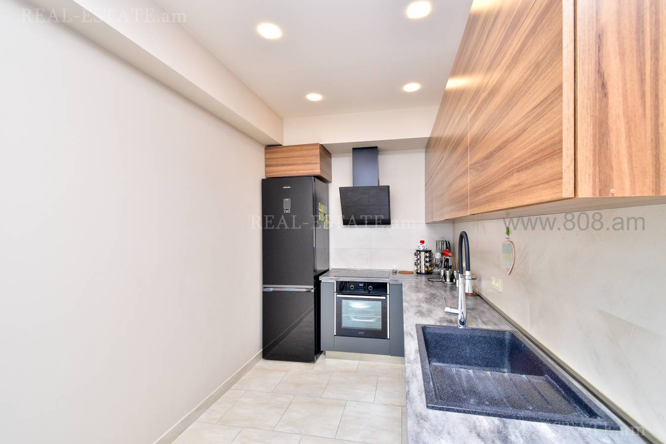 4 սենյականոց բնակարան  Ծիծեռնակաբերդի խճուղի, Կենտրոն Երևան, 126572