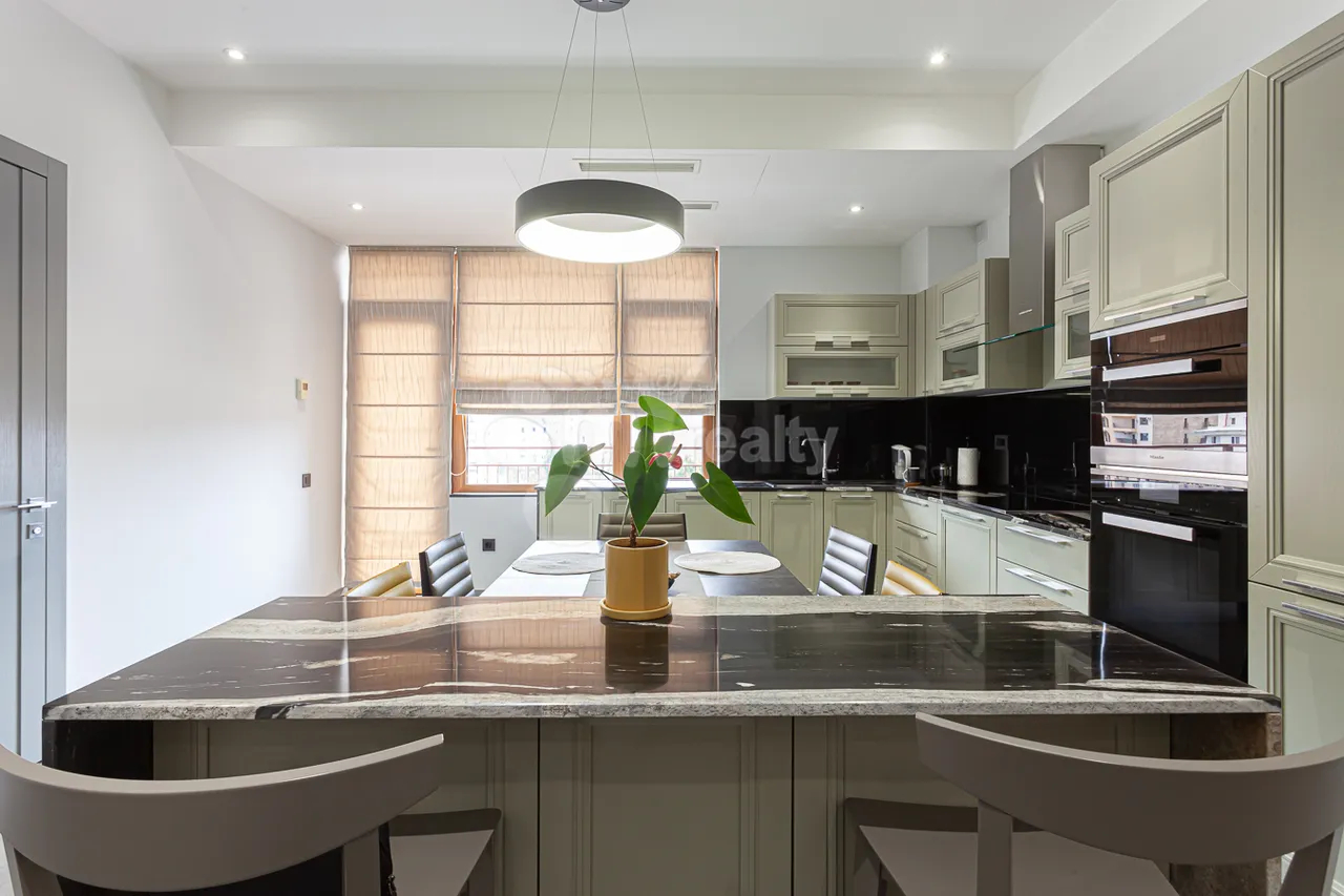 3 bedroom apartment for sale rue d'Amiryan, Center Yerevan, 161375