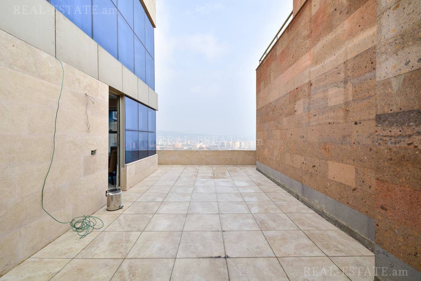 4 սենյականոց բնակարան  Ծիծեռնակաբերդի խճուղի, Կենտրոն Երևան, 126572