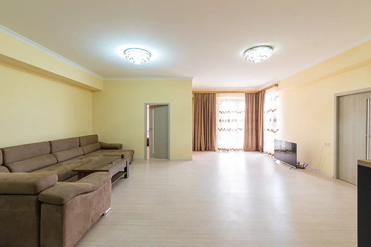 3 bedroom apartment for rent Paronyan St, Center Yerevan, 161921