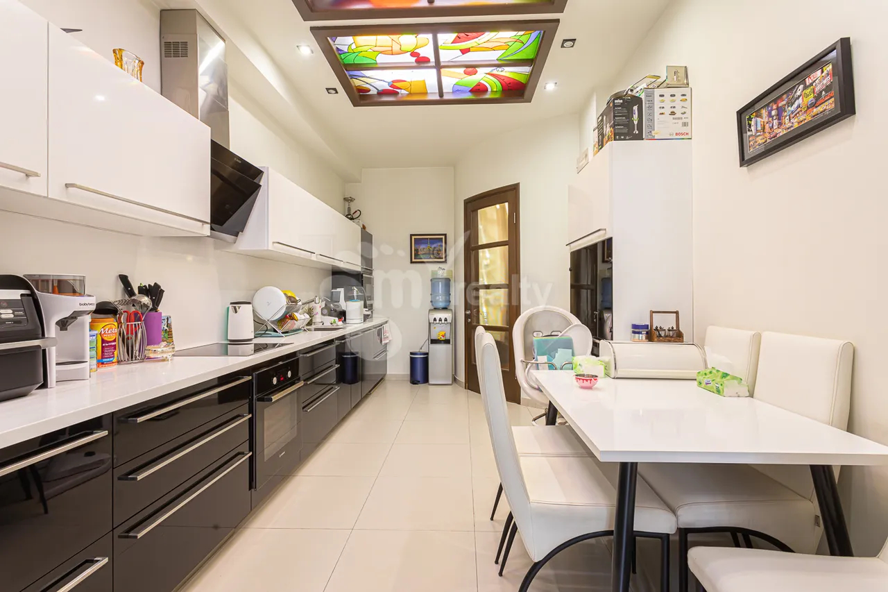 3 bedroom apartment for sale rue d'Amiryan, Center Yerevan, 160794