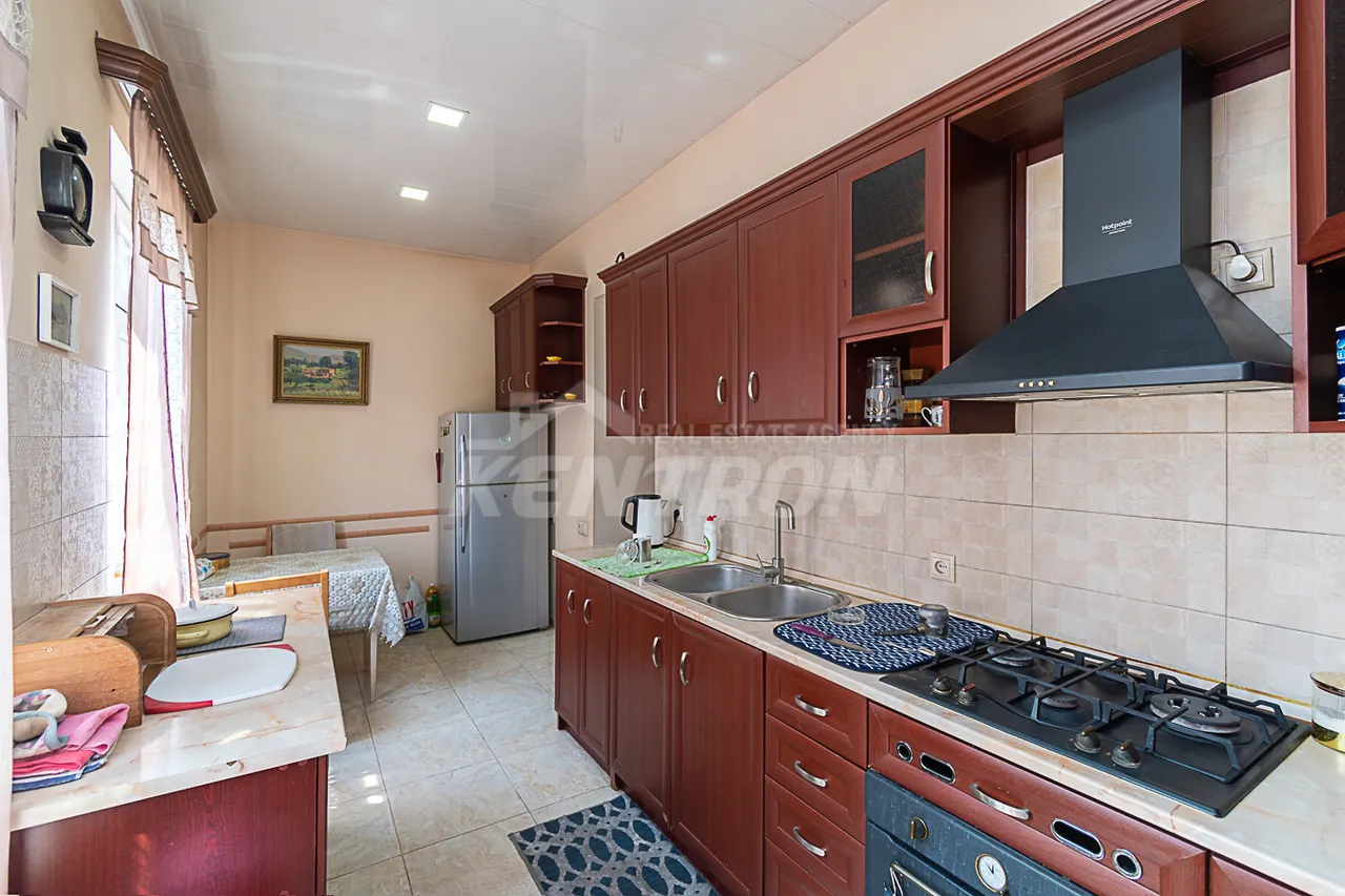 4 bedroom apartment for sale Mashtots Ave, Center Yerevan, 161677