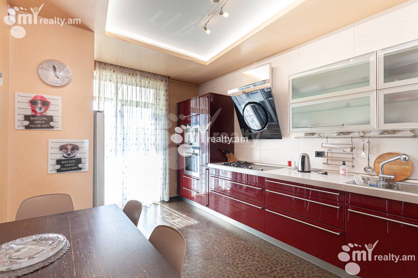 4 սենյականոց բնակարան  Իսահակյան փող, Կենտրոն Երևան, 151935