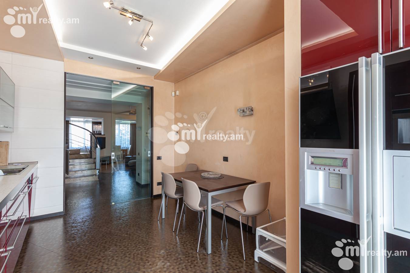 4 սենյականոց բնակարան  Իսահակյան փող, Կենտրոն Երևան, 151935