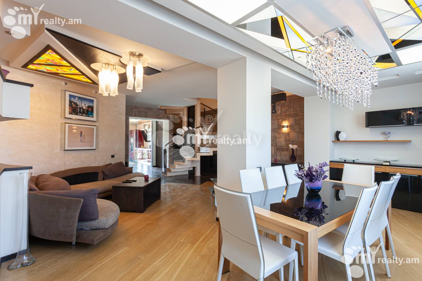 4 սենյականոց բնակարան  Իսահակյան փող, Կենտրոն Երևան, 151935