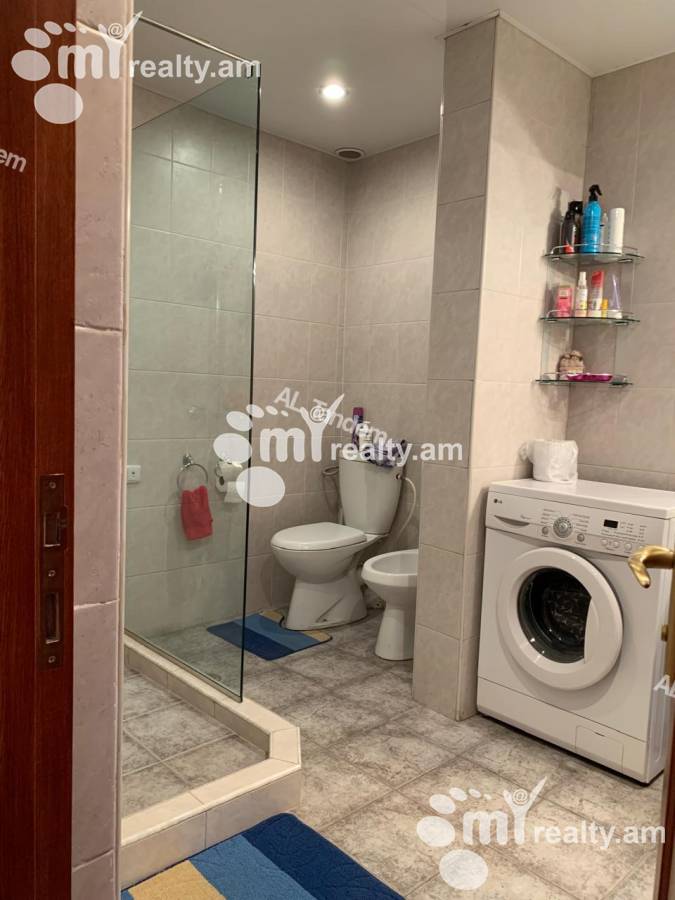 Купить 3 комнатную квартиру Мгер Мкртчян ул, Центр Ереван, 153494