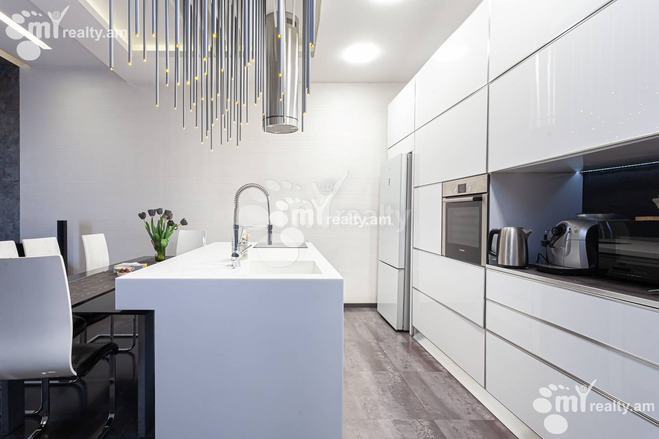 4 սենյականոց բնակարան  Մաշտոցի պող, Կենտրոն Երևան, 154549