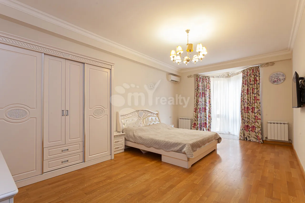 3 bedroom apartment for sale Aram St, Center Yerevan, 161961
