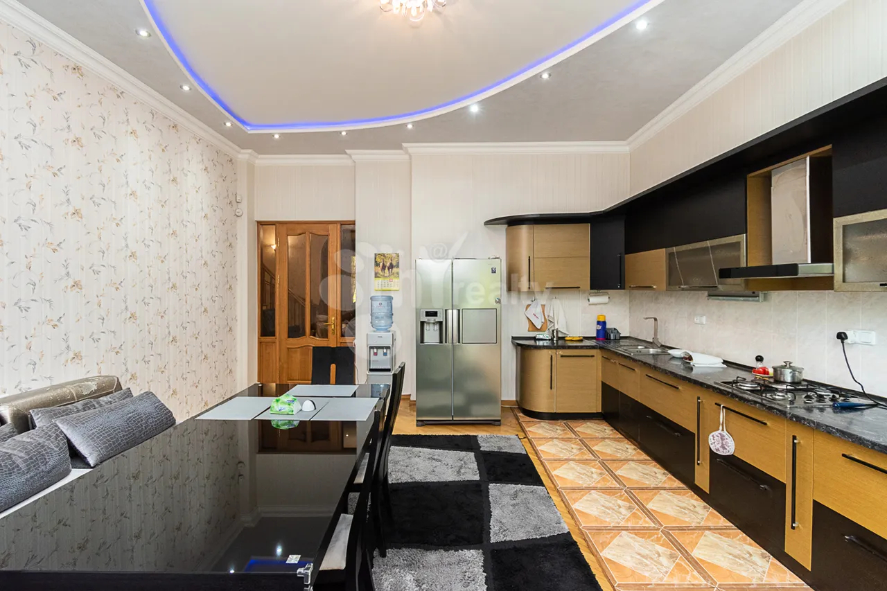 5 bedroom apartment for sale خیابان نعلبندیان, مرکز شهر ایروان, 160686