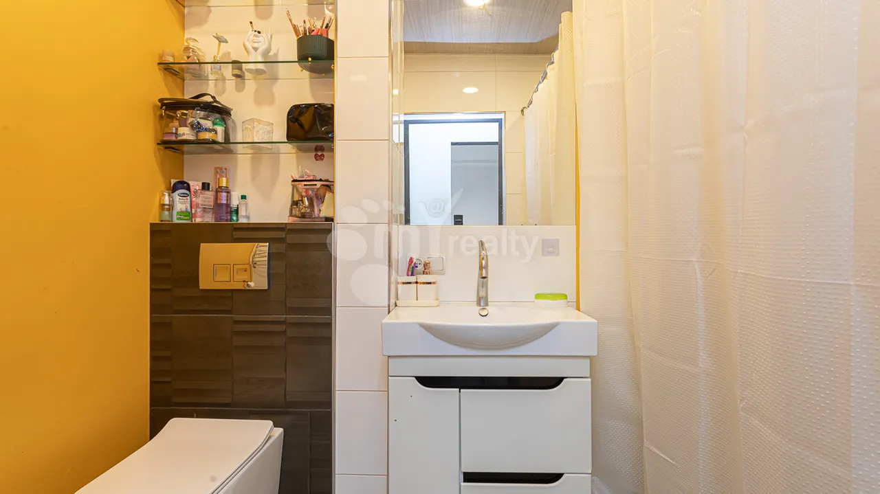 2 bedroom apartment for sale خیابان م. خورِناتسی, مرکز شهر ایروان, 160015