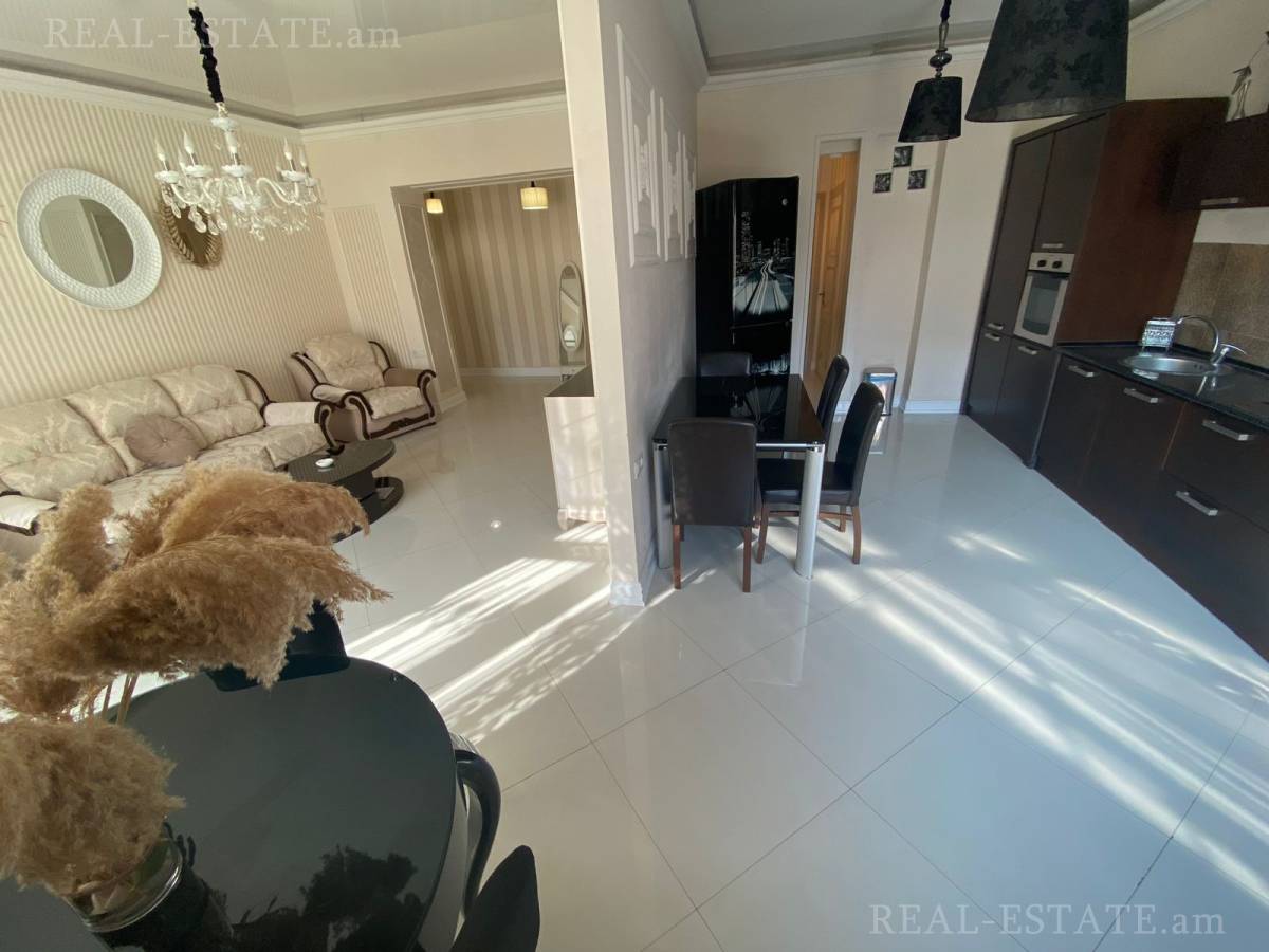 3 bedroom apartment for sale rue d'Abovyan, Center Yerevan, 140104