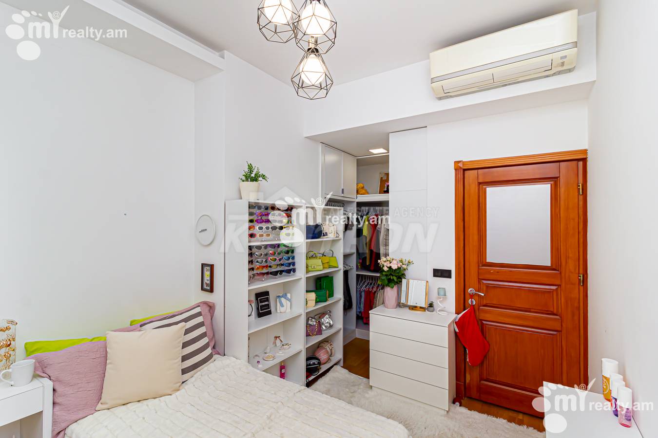 Купить 4 комнатную квартиру Антараин ул, Центр Ереван, 152704