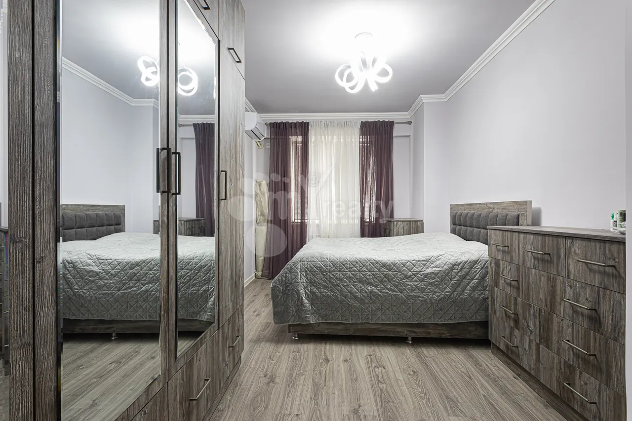 4 bedroom apartment for sale Frik St, Center Yerevan, 157947