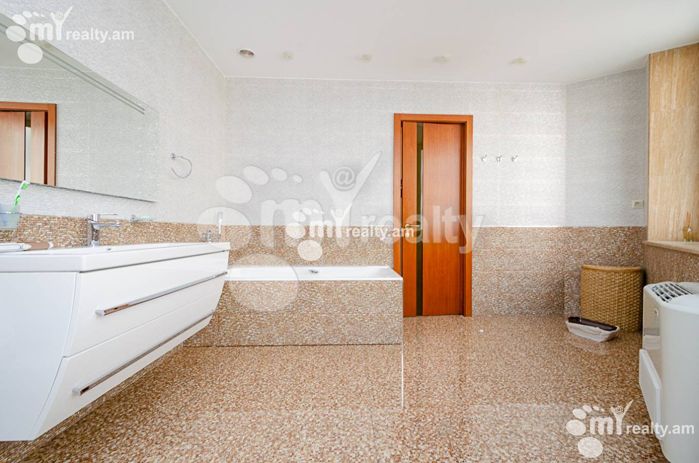 4 սենյականոց բնակարան  Հյուսիսային պող, Կենտրոն Երևան, 136507