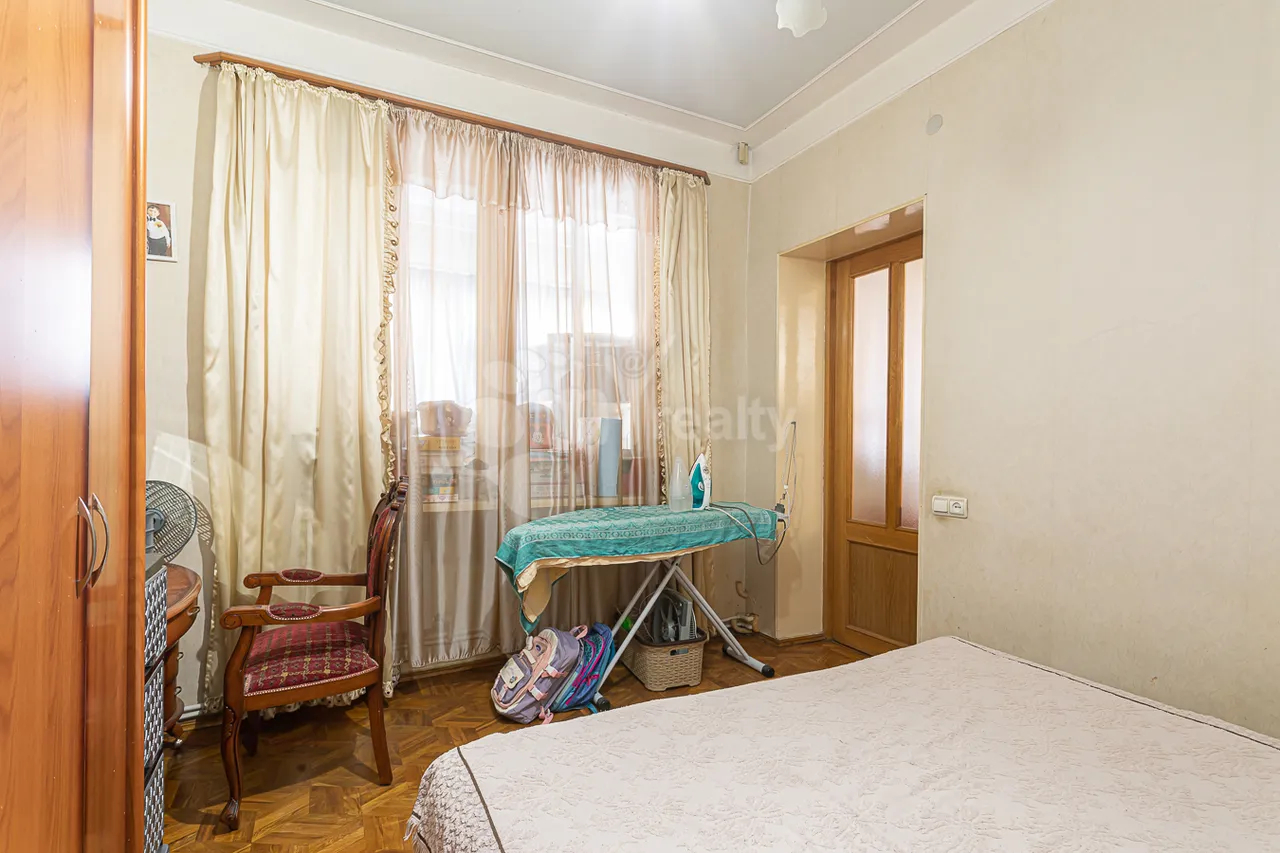3 bedroom apartment for sale Paronyan St, Center Yerevan, 157421