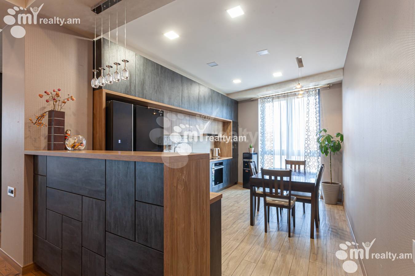 Купить 5 комнатную квартиру Вардананц ул, Центр Ереван, 152171