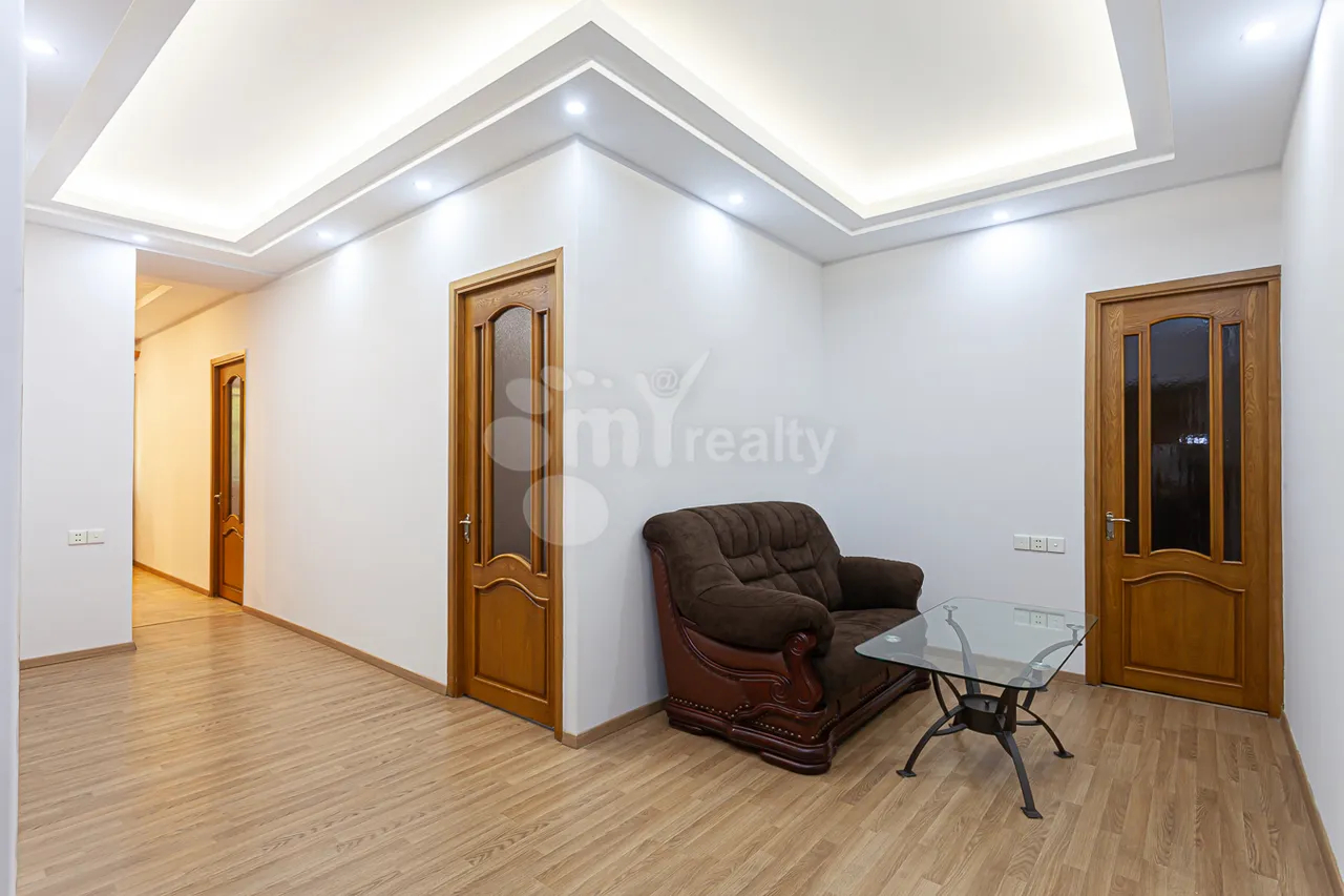 3 bedroom apartment for rent Abovyan St, Center Yerevan, 160742