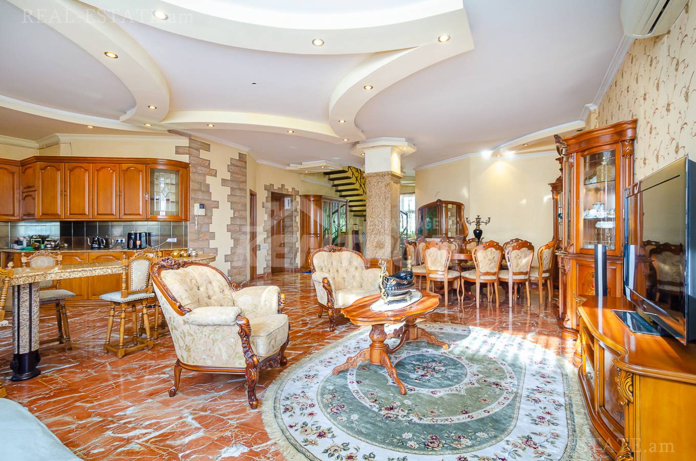 Купить 5 комнатную квартиру Мгер Мкртчян ул, Центр Ереван, 143829