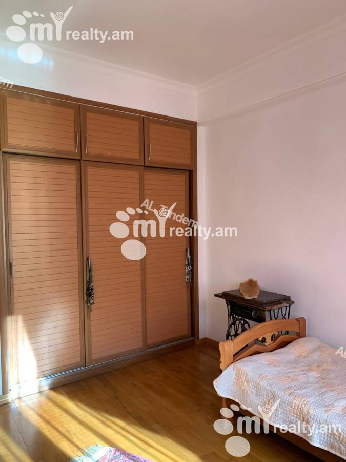 Купить 3 комнатную квартиру Мгер Мкртчян ул, Центр Ереван, 153494