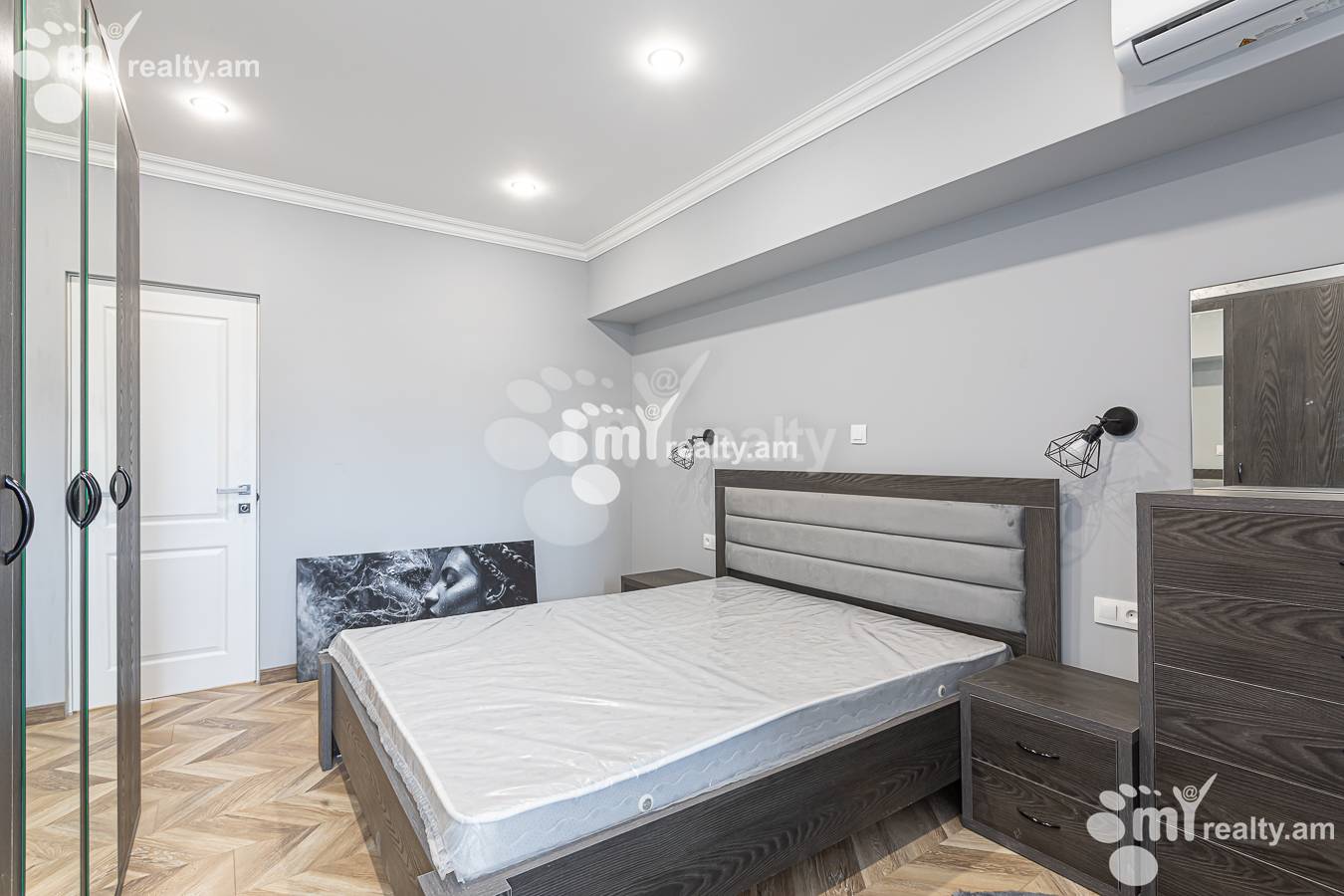 3 սենյականոց բնակարան վարձով Սարյան փող, Կենտրոն Երևան, 156857