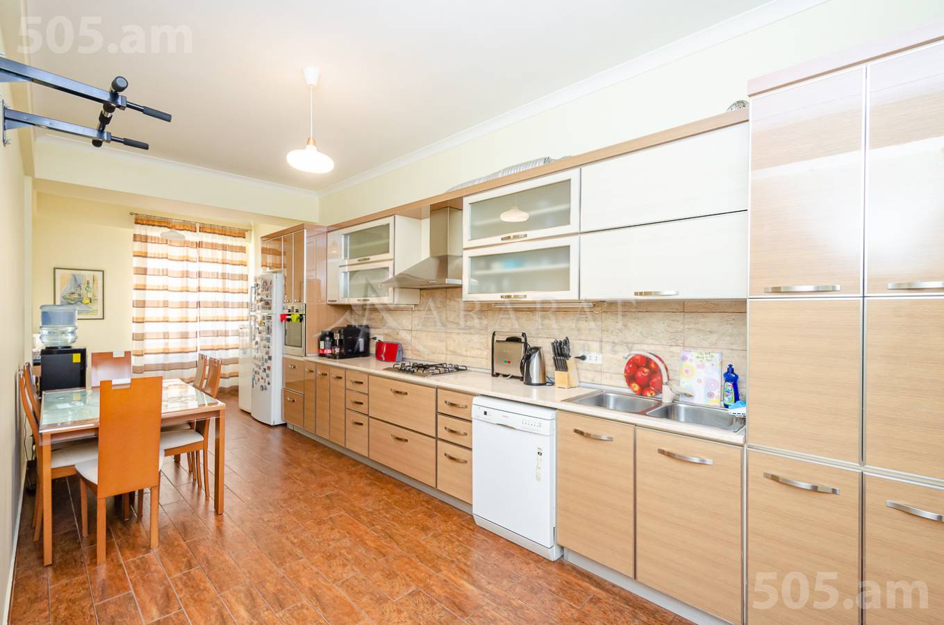 4 սենյականոց բնակարան  Մաշտոցի պող, Կենտրոն Երևան, 151749