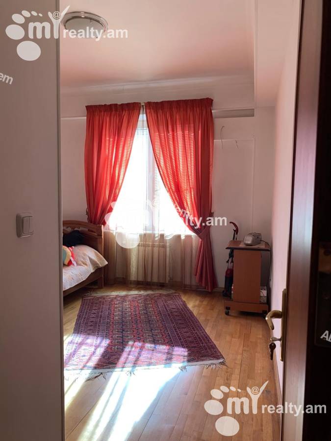 Купить 3 комнатную квартиру Мгер Мкртчян ул, Центр Ереван, 153494