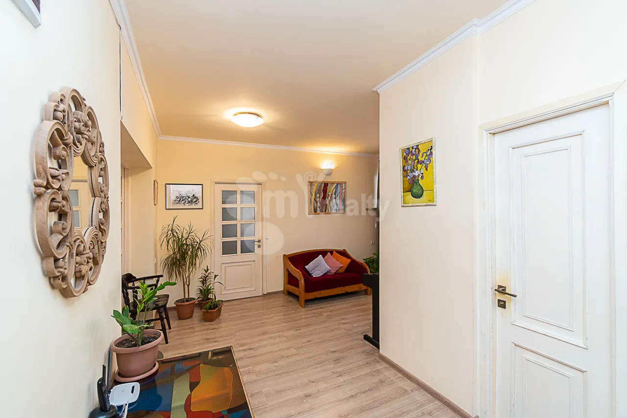 4 bedroom apartment for sale K. Ulnetsi St, Kanaqer-Zeytun Yerevan, 161750