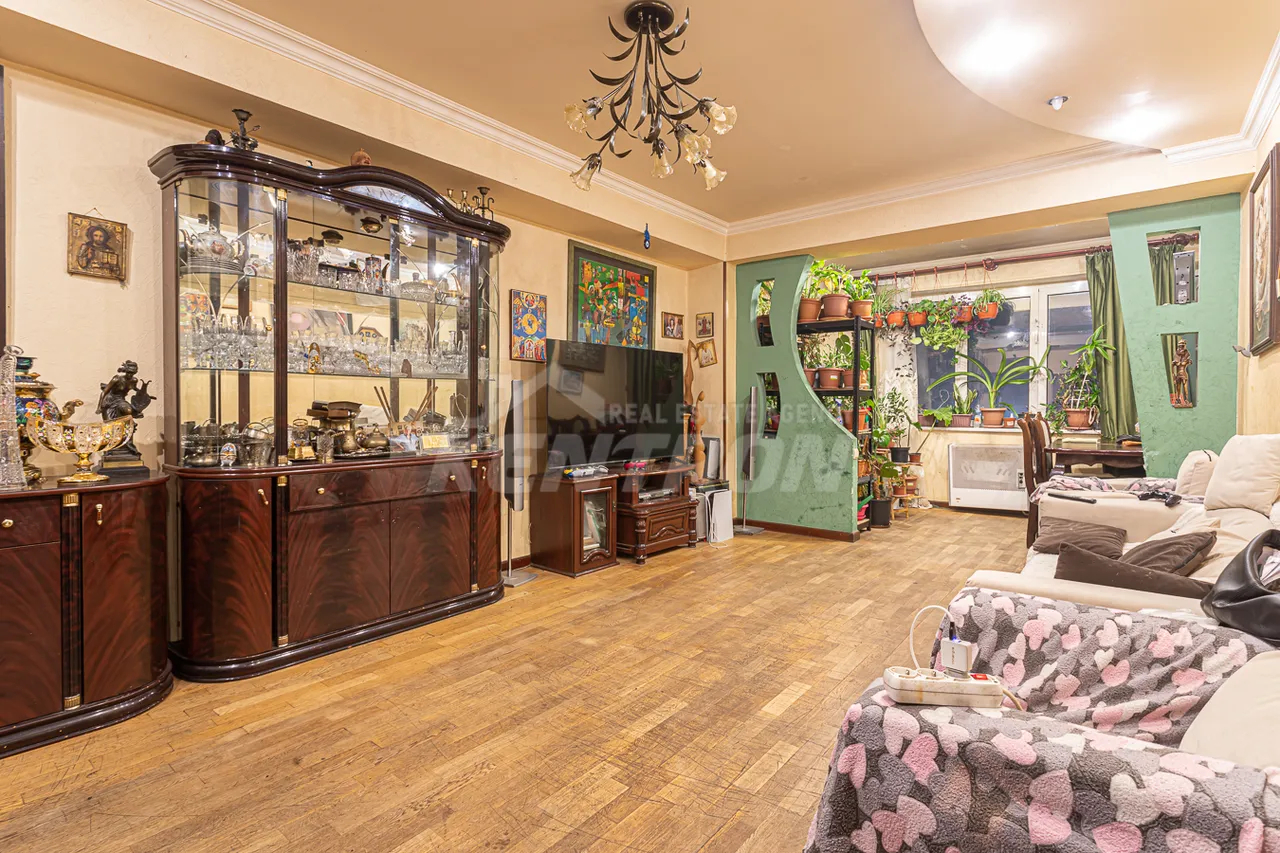 Купить 3 комнатную квартиру Исраелян ул, Центр Ереван, 157984