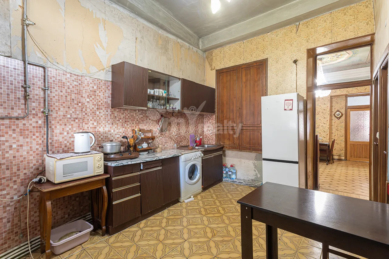 5 bedroom apartment for sale خیابان ابوویان, مرکز شهر ایروان, 159581