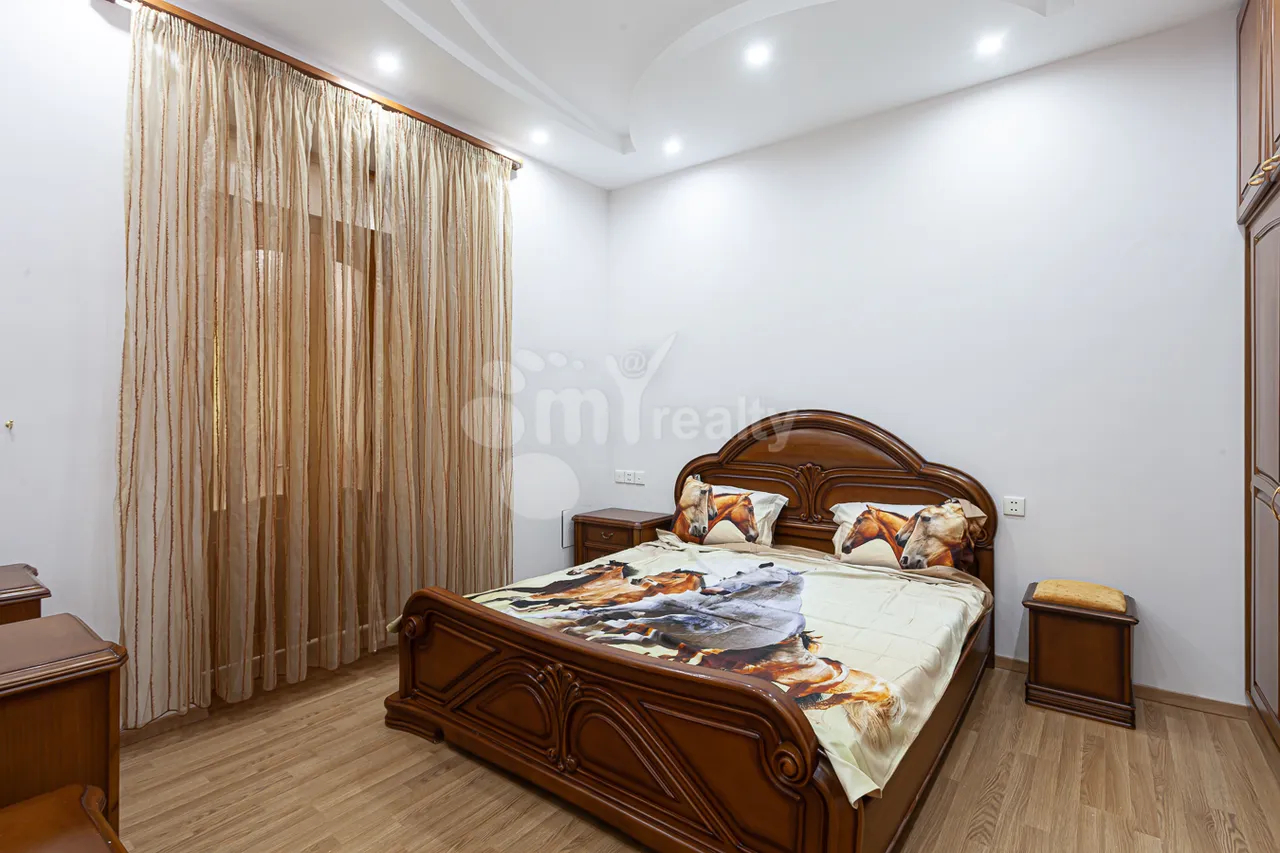 3 bedroom apartment for rent Abovyan St, Center Yerevan, 160742