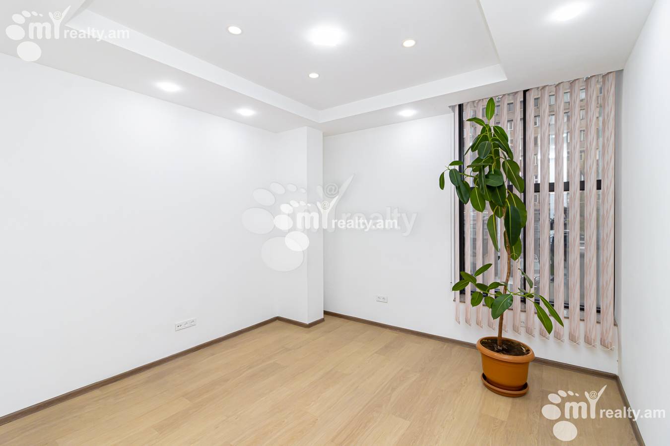 Commercial for sale خیابان هامباردزومیان, عربگیر ایروان, 155322