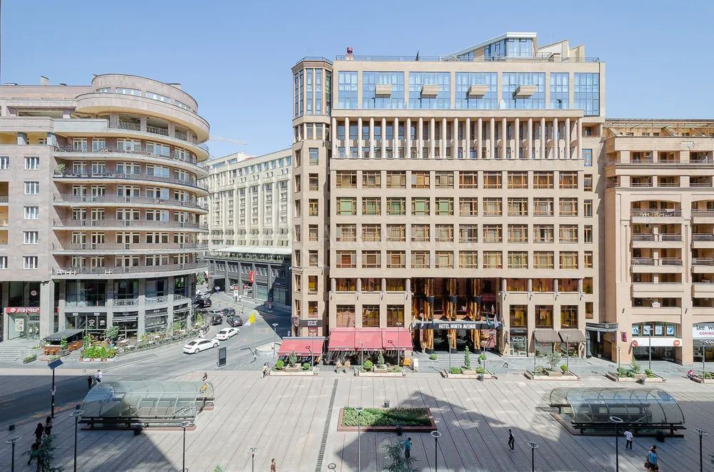 varcov-bnakaran-norakaruycum/3-senyakanoc/Northern+%28Hyusisayin%29++Ave/Center/Yerevan