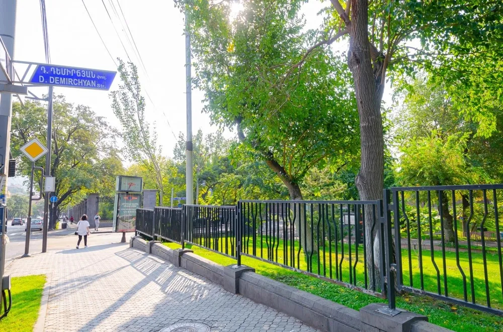norakaruyc-bnakaran/4-senyakanoc/D.+Demirchyan+St/Center/Yerevan