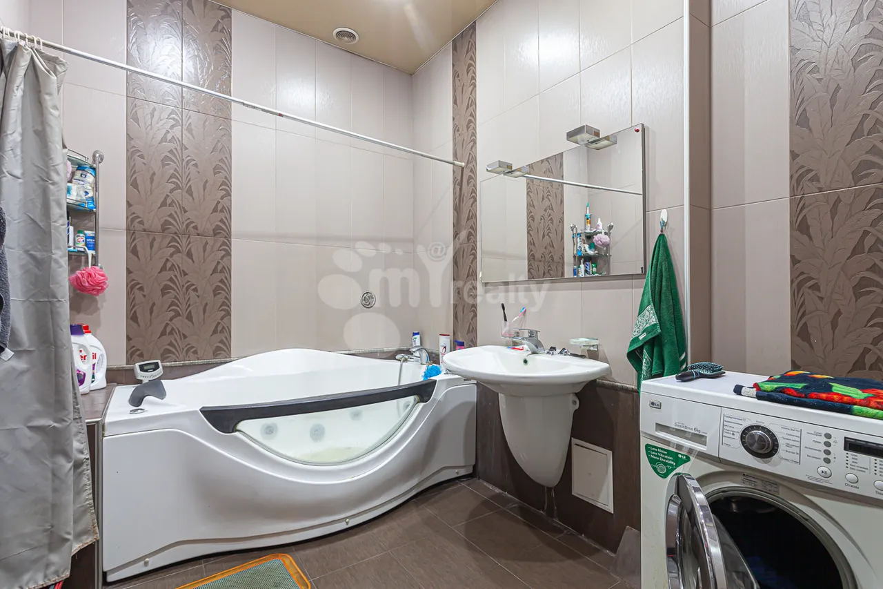 3 bedroom apartment for sale Baghramyan Ave (Kentron), Center Yerevan, 161298