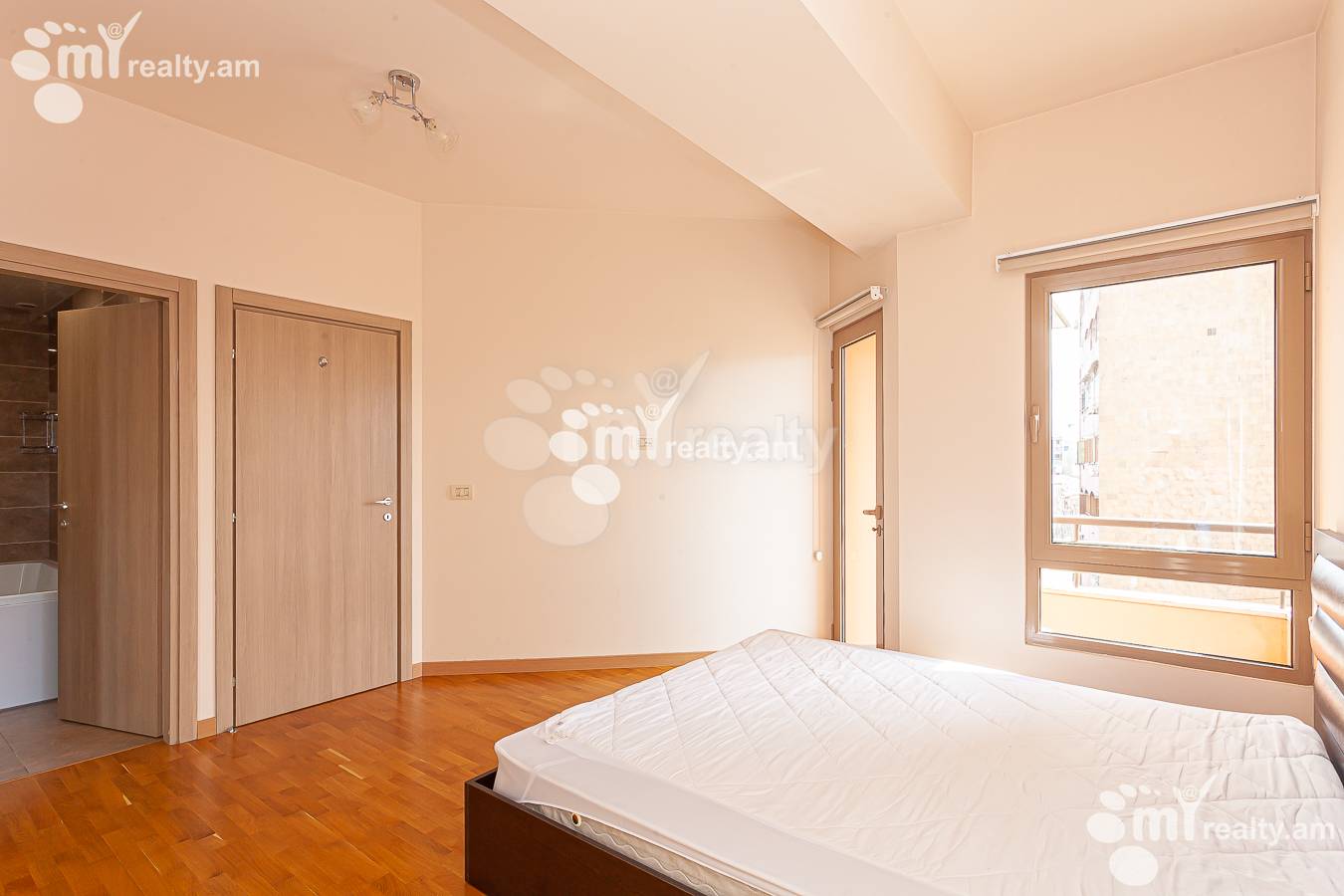 4 սենյականոց բնակարան  Լեոի փող, Կենտրոն Երևան, 153427