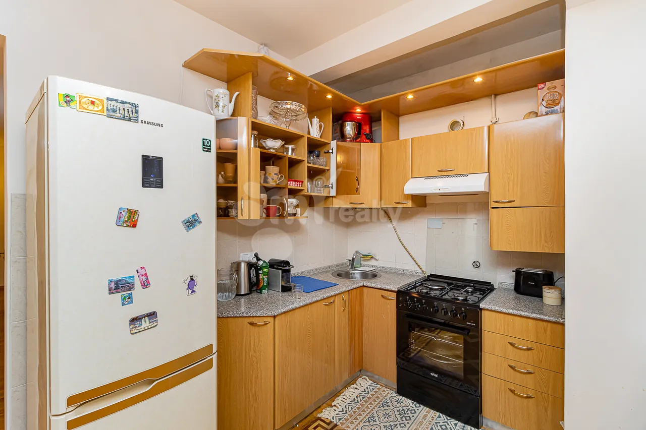 4 bedroom apartment for sale خیابان ابوویان, مرکز شهر ایروان, 159935