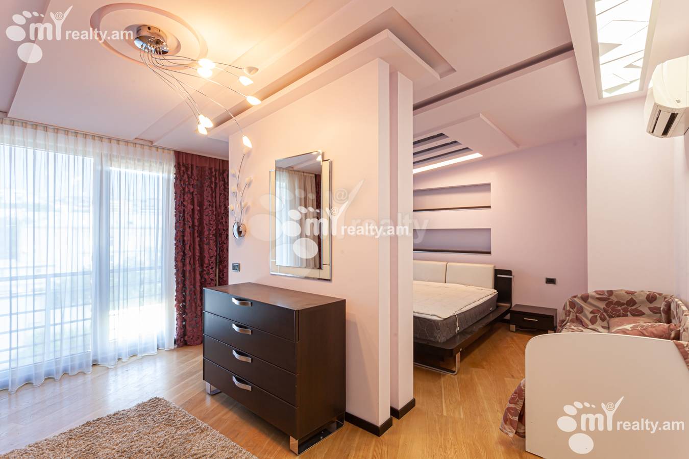 4 սենյականոց բնակարան  Իսահակյան փող, Կենտրոն Երևան, 151935